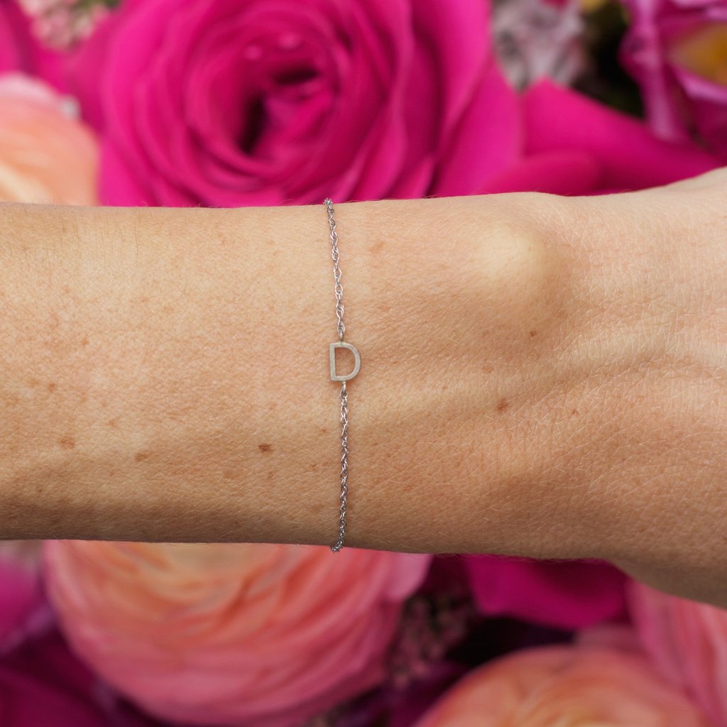 Fine clip chain bracelet with Motherhood initial charm - Von Treskow